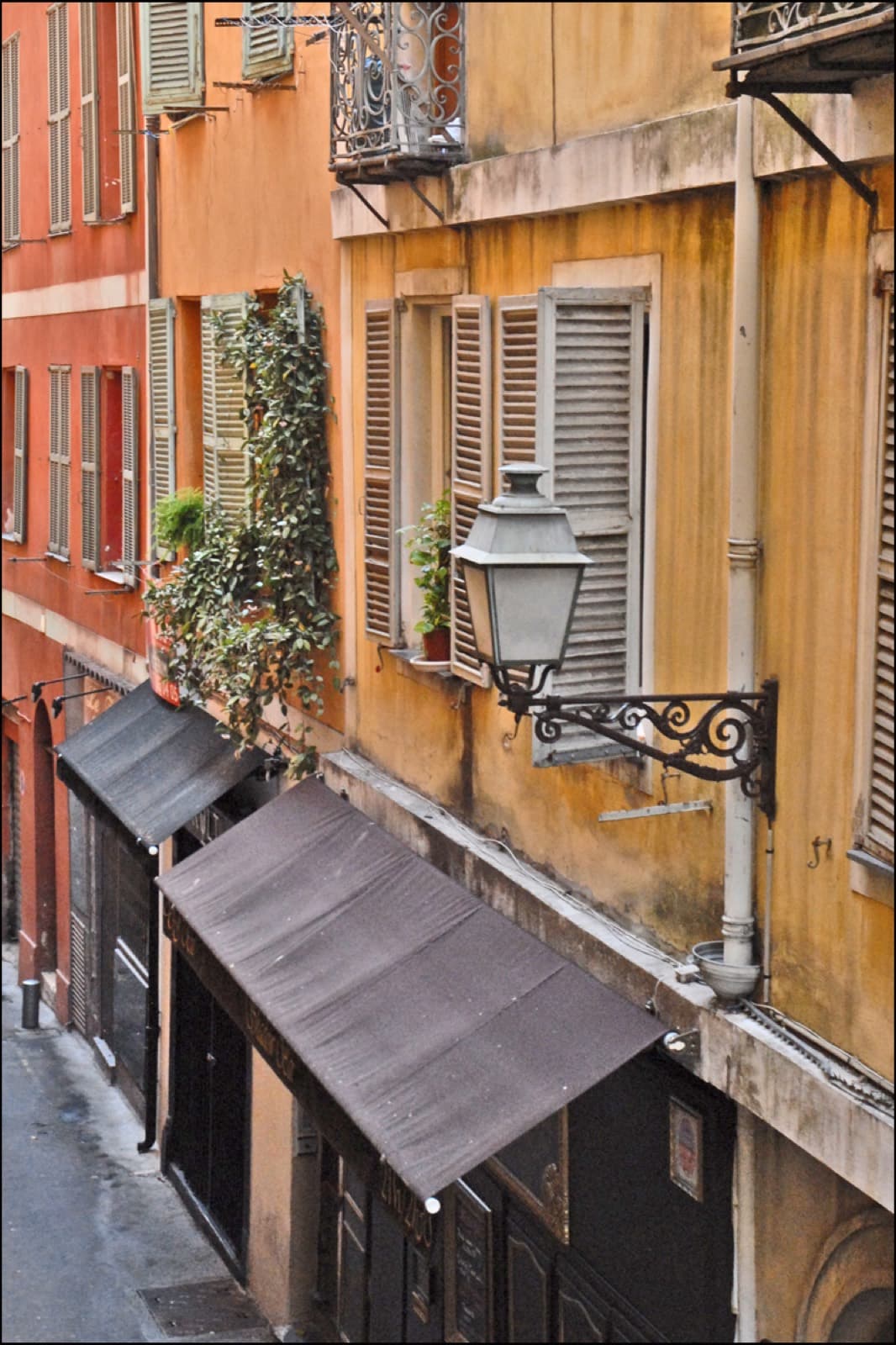 Rue Droite dans le Vieux-Nice, immeubles anciens