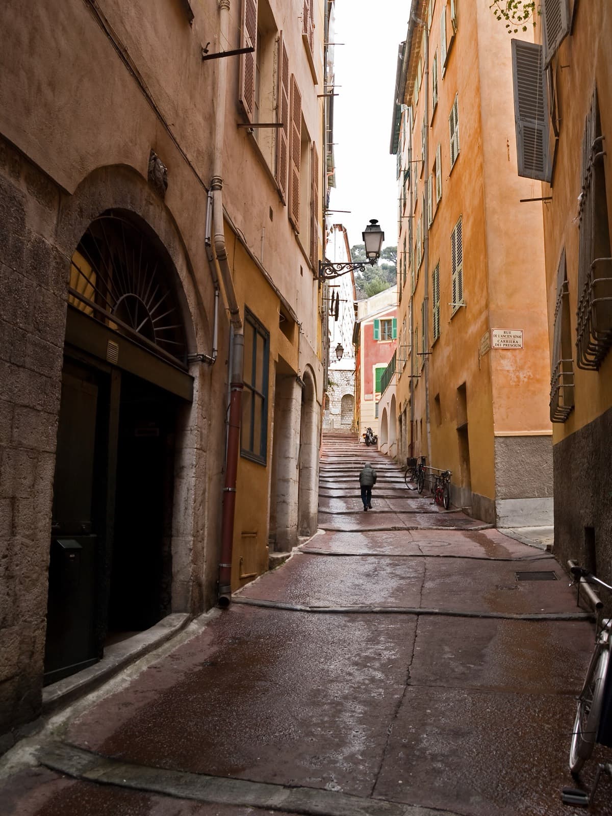Ruelle du Vieux-Nice avec persiennes sur façades étroites