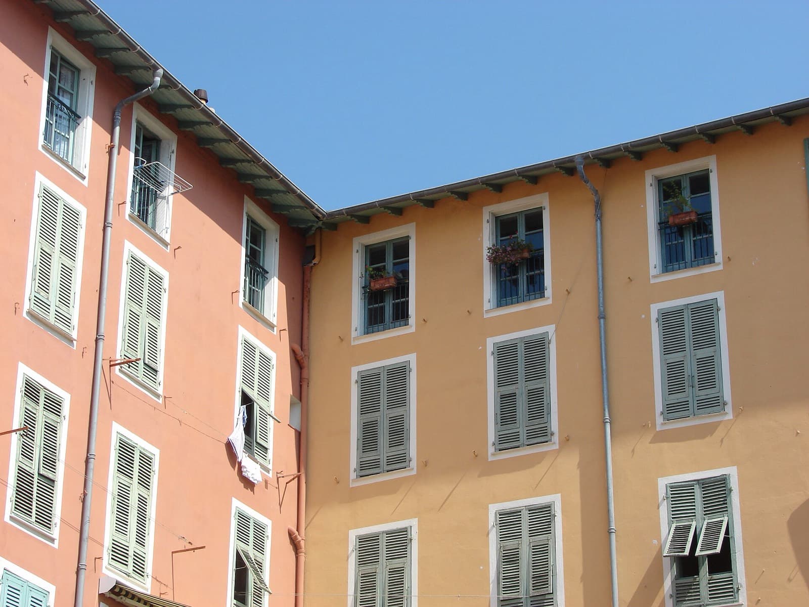 Immeubles collectifs colorés avec persiennes, Cours Saleya à Nice