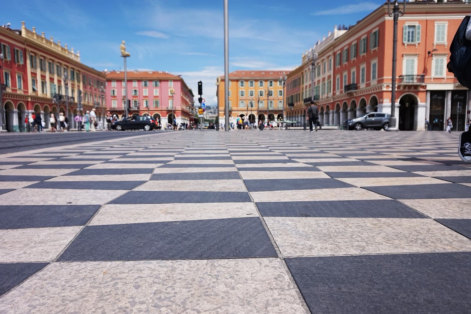 Place Masséna à Nice, immeubles collectifs colorés